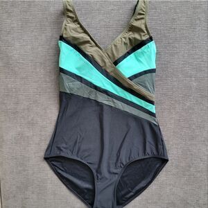 Seekers V-Neck Color Block Women's One-piece Swimsuit  sz 10